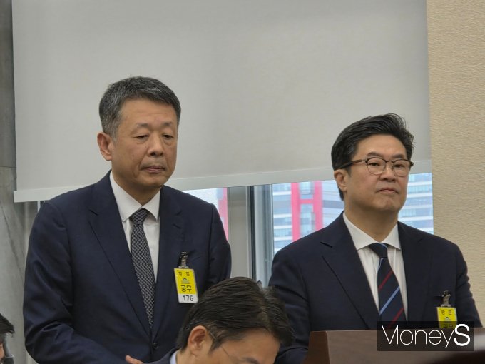 국회 정무위원회 국정감사에서 국내 최대 규모 사모펀드(PEF) MBK파트너스의 고려아연 인수전을 둘러싸고 고용안정과 매각(엑시트) 논란이 도마에 올랐다. 사진은 김병주 MBK파트너스 회장(우측)과 김광일 MBK파트너스 부회장의 모습. /사진=김성아 기자
