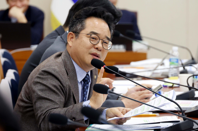 홈플러스 최대 주주인 MBK파트너스가 지난 3월 기업회생 신청의 불가피성을 주장하며 내세웠던 '갑작스러운 신용등급 하락' 해명이 국회 국정감사에서 사실과 다르다는 의혹이 제기되면서 논란이 확산되고 있다.사진은 지난 13일 민병덕 더불어민주당 의원이 서울 여의도 국회에서 열린 정무위원회 국정감사에서 질의를 하고 있는 모습. /사진=뉴시스