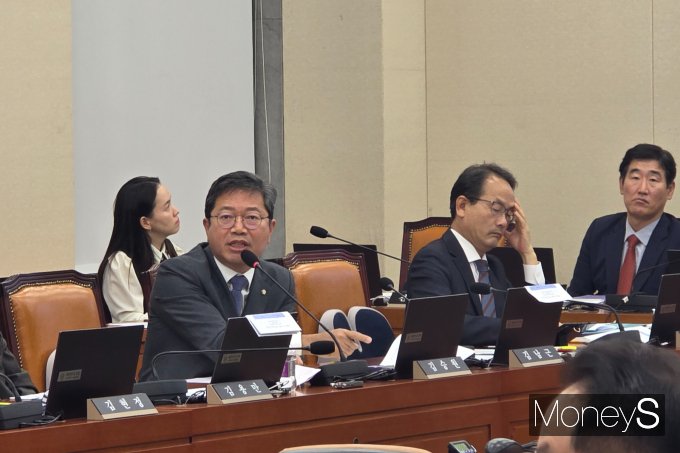 국회 정무위원회 소속 김승원 의원(더불어민주당·경기 수원시갑)이 14일 배달앱 시장의 불공정 구조를 진단하기 위해 '최초 국회 주도 배달앱 실태조사'를 실시했다. 사진은 14일 국회 정무위 국정감사에 참석에 질의를 이어가고 있는 김승원 의원의 모습. /사진=김성아 기자