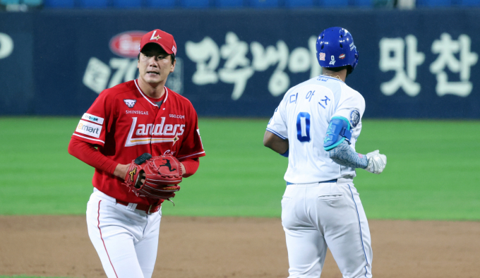 SSG랜더스 김광현이 삼성 라이온즈를 상대로 역투했으나 팀의 패배를 막지 못했다. 사진은 14일 2025 신한 SOL 뱅크 KBO 포스트시즌(PS) 준플레이오프 4차전에 선발 등판한 김광현의 모습. /사진=스타뉴스