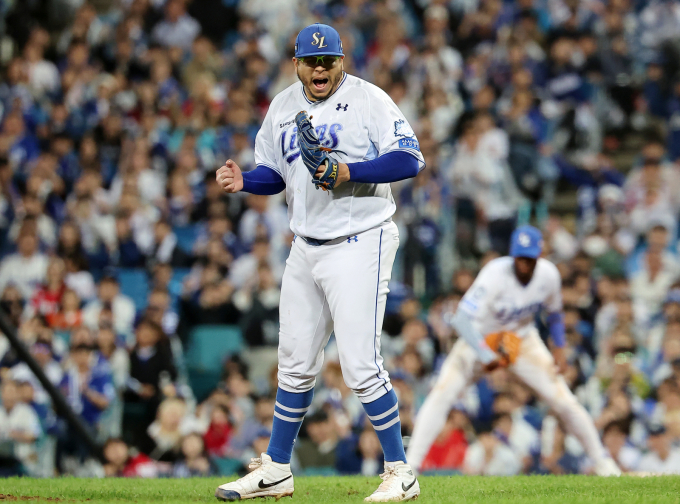 아리엘 후라도가 완벽투로 팀을 승리로 이끌었다. 사진은 14일 2025 신한 SOL 뱅크 KBO 포스트시즌(PS) 준플레이오프 4차전에 선발 등판한 후라도의 모습. /사진=뉴스1 