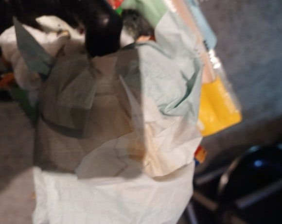 식사를 마친 부부 손님이 식탁 위에 온갖 쓰레기와 기저귀까지 버리고 간 사연이 알려져 공분을 사고 있다. /사진=아프니까 사장이다 캡처