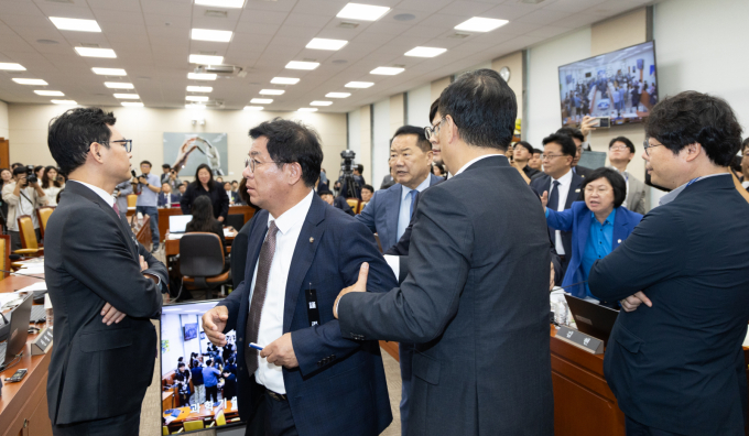 국회 과학기술정보방송통신위원회 국정감사 도중 김우영 더불어민주당 의원이 박정훈 국민의힘 의원에게 받은 욕설 문자를 폭로하면서 여야 충돌이 이어졌다. 사진은 지난 14일 서울 여의도 국회에서 열린 과학기술정보방송통신위원회 방송통신위원회 등에 대한 국정감사에서 김우영 더불어민주당 의원의 질의 중 박정훈 국민의힘 의원의 문자메시지 공개와 관련해 여야 의원들이 설전을 벌이는 모습. /사진=뉴스1