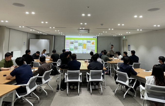 삼표그룹이 최근 신규 입사자 40명을 대상으로 온보딩 교육을 실시했다. 광화문 본사 비즈니스센터에서 계열사 및 사업 소개가 진행되는 모습. /사진=삼표그룹 