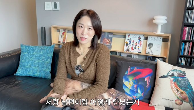 배우 이미도가 자신의 유튜브 채널을 통해 남편과 결혼한 과정을 설명했다. 해당 장면은 이미도가 구독자 질문에 답하는 모습. /사진=유튜브 채널 '우아한 미도씨' 캡처