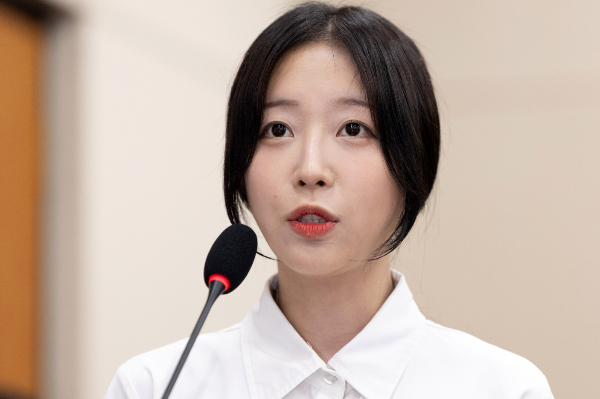 유튜버 쯔양이 이른바 '사이버레커' 피해와 관련해 "같은 피해자가 나오지 않길 바란다"고 호소했다. 사진은 쯔양(박정원)이 지난 14일 서울 여의도 국회에서 열린 과학기술정보방송통신위원회 방송통신위원회 등에 대한 국정감사에 출석해 의원 질의에 답변하고 있는 모습. /사진=뉴스1