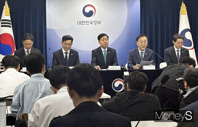 김윤덕 국토교통부 장관이 15일 오전 정부서울청사에서 주택시장 안정화 대책 합동 브리핑을 열고 발표하고 있다. /사진=장동규 기자
