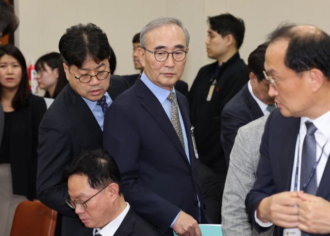 [서울=뉴시스] 배훈식 기자 = 김영섭 KT 대표이사가 14일 오후 서울 여의도 국회에서 열린 정무위원회 국정감사에 증인으로 출석하고 있다. 2025.10.14. dahora83@newsis.com /사진=배훈식