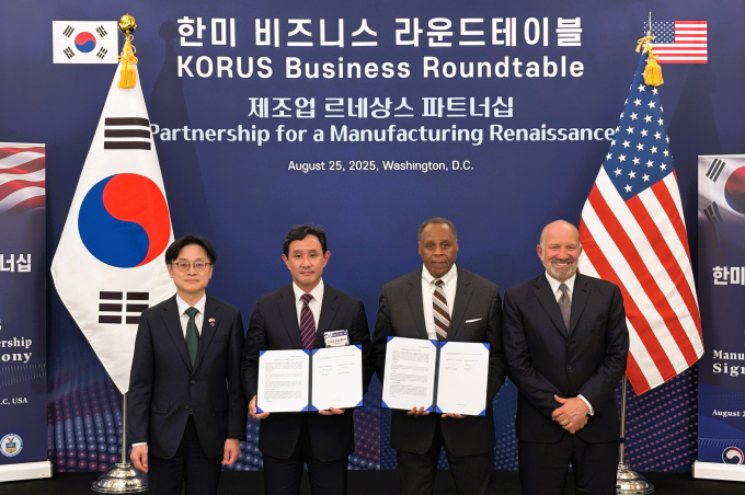 고려아연과 록히드마틴이 지난 8월 게르마늄 공급·구매와 핵심광물 공급망 협력을 위한 양해각서(MOU)를 체결했다. (왼쪽부터)김정관 산업통상자원부 장관, 최윤범 고려아연 회장, 마이클 윌리엄슨 록히드마틴 인터내셔널 사장, 하워드 러트닉 미국 상무부 장관. /사진=고려아연