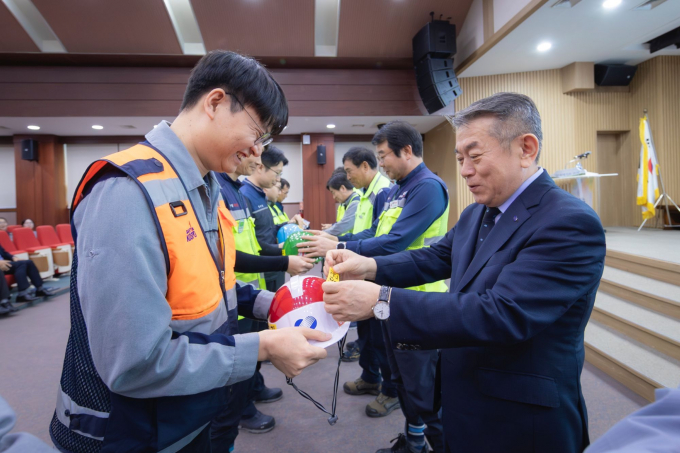 김준동 사장(오른쪽)이 14일 하동빛드림본부에서 열린 ‘월간 안전의 날’에서 현장 직원의 안전모에 이름 스티커를 붙여주는 ‘안전모 실명 스티커 부착식’에 함께 하였다./사진=남부발전