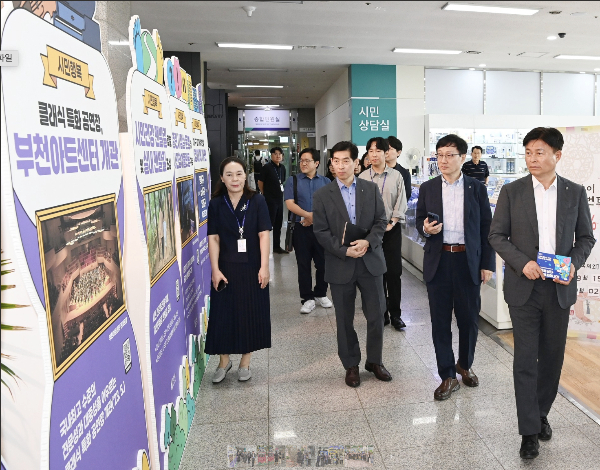 조용익 부천시장이 ‘기본을 심다, 혁신이 피어나다’를 주제로 열린 ‘혁신·적극행정 우수사례 전시회’를 둘러보고 있다. /사진제공=부천시