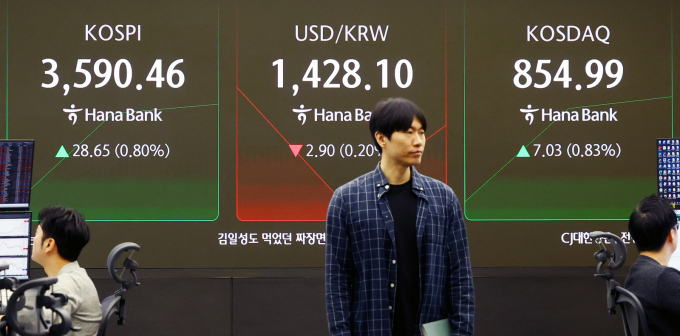 국내 증시 대장주 삼성전자가 오후 상승 폭을 확대하면서 코스피가 3630선에 올랐다. 사진은 이날 서울 중구 하나은행 딜링룸./사진=뉴시스