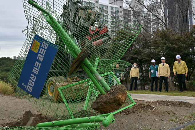 김이강 광주시 서구청장이 15일 풍암동 금당산 내 불법 파크골프장 조성 행위(형질변경, 시설물, 공조물 설치 등)에 대해 '행정대집행'을 단행하고 있다./사진=광주 서구  
