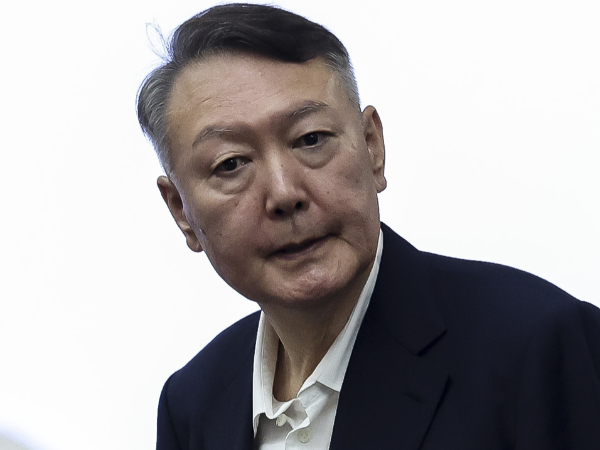 윤석열 전 대통령이 내란 특검팀 소환 조사에 응했지만, 진술거부권을 행사하고 있다. 사진은 윤 전 대통령이 지난달 26일 서울 서초구 서울중앙지법에서 열린 특수공무집행방해, 직권남용 권리행사방해 등 혐의 사건 첫 공판에 출석하고 있는 모습. /사진=뉴시스