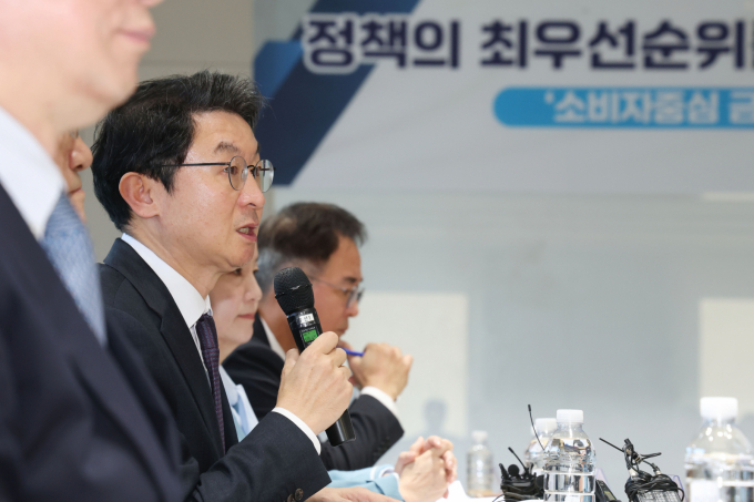 이억원 금융위원장이 15일 오전 서울 중구 서민금융진흥원에서 열린 소비자중심 금융 대전환을 위한 현장 간담회에서 발언하고 있다./사진=뉴스1 이광호 기자