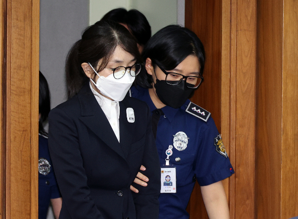 도이치모터스 주가 조작 의혹과 관련해 김건희 여사의 미래에셋증권 계좌 4개를 관리한 증권사 직원이 법정 증언을 내놨다. 사진은 김건희 여사가 지난달 24일 오후 서울 서초구 서울중앙지방법원에서 열린 첫 재판에 출석하는 모습. /사진=뉴스1