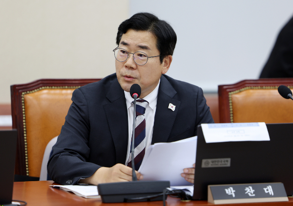 박찬대 더불어민주당 의원이 인천시장 출마 의사를 내비쳤다. 사진은 박찬대 더불어민주당 의원이 지난 13일 오전 서울 여의도 국회에서 열린 정무위원회 국정감사에서 윤창렬 국무조정실장에게 캄보디아 납치-감금 사건 관련 질의하는 모습. /사진=뉴시스