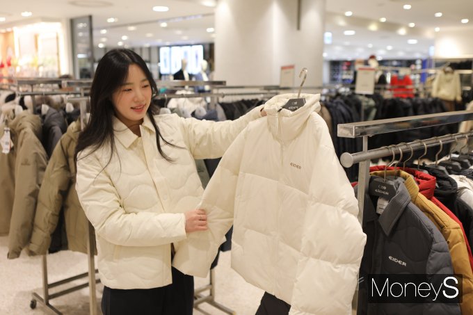 롯데백화점 광주점 4층 점행사장 관계자가 겨울 상행에 적합한 우옷도어를 선보이고 있다/사진=롯데백화점 홍보 3팀 제공.