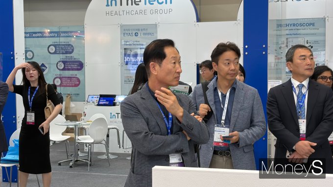 고한승 한국바이오협회 회장이 15일 서울 강남구 코엑스에서 개막한 '바이오플러스-인터펙스 코리아 2025'(BIX 2025)에 참석했다. 사진은 BIX 2025 VIP 투어에 참가한 고 회장(가운데). /사진=김동욱 기자