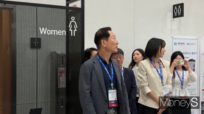 사진은 BIX 2025 VIP 투어에 참석한 고 회장(왼쪽). /사진=김동욱 기자