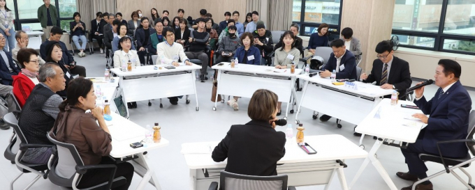 최대호 안양시장(맨 오른쪽)이 지난 14일 안양시노동인권세터에서 처음으로 열린 공공·협력기관 순회 간담회에서 인사말을 하고 있다. /사진제공=안양시
