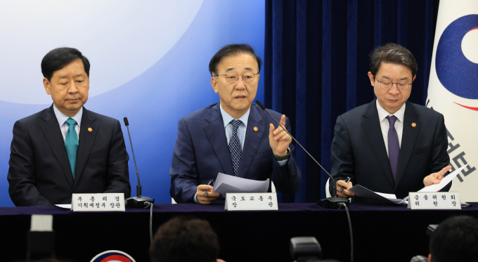  김윤덕 국토교통부 장관이 15일 서울 종로구 정부서울청사에서 주택시장 안정화 대책을 발표하고 있다. /사진=뉴스1