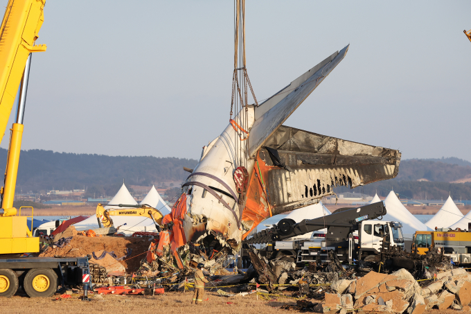 허만 로그룹이 무안공항 참사 관련 보잉이 안전하게 항공기를 착륙시킬 수 있는 수단을 조종사들에게 박탈했다며 킹카운티 상급법원에 소장을 접수했다. 사진은 전남 무안국제공항 참사 현장에서 사고 기체의 꼬리 부분이 타워크레인에 의해 인양되는 모습./사진=뉴스1