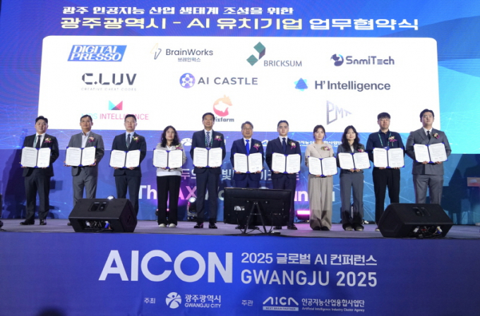 강기정 광주시장이 15일 광주 김대중컨벤션센터에서 열린  열린 ‘아이콘(AICON) 광주 2025’ 개막식에서 국내 인공지능(AI) 유망기업 10개 사와 업무협약(MOU)을 체결한 뒤 기념촬영을 하고 있다./사진=광주시