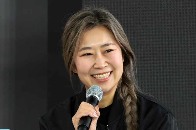 넷플릭스 영화 '케이팝 데몬 헌터스'(이하 케데헌)을 연출한 매기 강 감독과 공동 연출가 크리스 아펠한스 감독이 실사화를 일축하고 속편 가능성은 시사했다. 사진은 강 감독이 지난달 21일 부산 해운대구 영화의전당 BIFF 야외무대에서 제30회 부산국제영화제 오픈토크를 한 모습. /사진=뉴시스