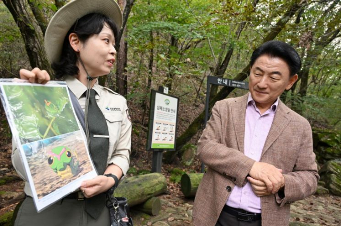 김동근 의정부시장이 지난 14일 북한산국립공원 의정부 구간(회룡탐방로)에서 국립공원공단 자연환경해설사와 함께하는 현장 탐방 및 소통의 시간을 갖고 있다. /사진제공=의정부시 