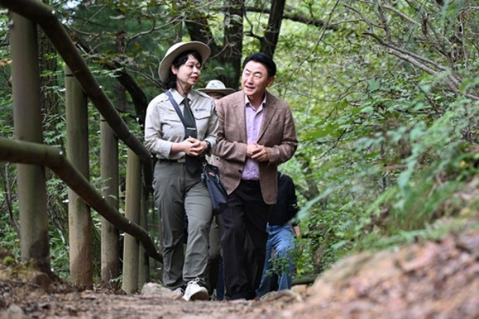 김동근 시장이 지난 14일, 북한산국립공원 의정부 구간(회룡탐방로)에서 국립공원공단 자연환경해설사와 함께하는 현장 탐방 및 소통의 시간을 가졌다. /사진제공=의정부시