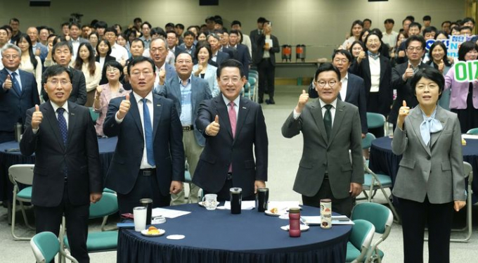 15일 전남도청 왕인실에서 열린 10월 정례조회에서 김영록 전남도지사(왼쪽 세번째)가 직원들과 함께 엄지척을 하고 있다./전남도