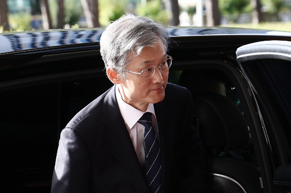 조희대 대법원장이 국회 법제사법위원회 국정감사에 불출석한 가운데 여야 법사위원들과 오찬을 가졌다. 사진은 조희대 대법원장이 15일 오전 서울 서초구 대법원으로 출근하는 모습. /사진=뉴스1