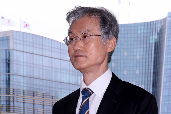 조희대 대법원장이 대법원 청사에서 열린 국정감사에 출석해 "본연의 사명을 다하기 위해 최선을 다하겠다"고 밝혔다. 사진은 조희대 대법원장이 지난 14일 오전 서울 서초구 대법원으로 출근하는 모습. /사진=뉴스1