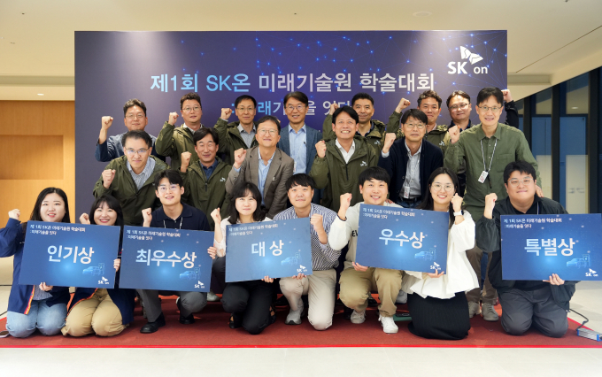 SK온이 미래기술원 학술대회를 열고 기술 리더십 강화에 나섰다. 사진은 지난 15일 대전 SK온 미래기술원에서 '제1회 미래기술원 학술대회'가 열린 가운데 박기수 SK온 미래기술원장(가운데줄 좌측에서 4번째), 이장원 SK온 최고기술책임자(뒷줄 좌측에서 3번째), 피승호 SK온 제조총괄(뒷줄 좌측에서 4번째) 등 주요 참석자와 SK온 연구원들이 기념촬영을 하는 모습. /사진=SK온 제공