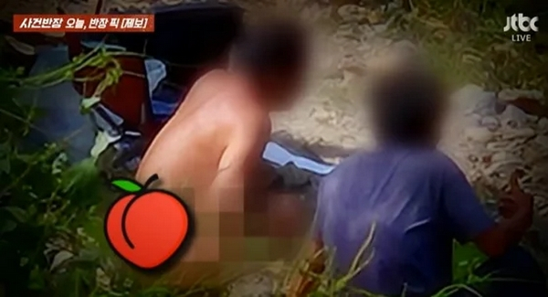 충북 옥천의 한 하천에서 실오라기 하나 걸치지 않은 채로 낚시를 한 중년 남성이 포착됐다. 사진은 충북 옥천 한 레스토랑 뒤 하천에서 알몸 낚시하는 중년 남성 모습. /사진=JTBC '사건반장' 캡처 