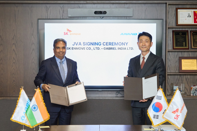 지난 15일 서울 종로구 SK서린빌딩에서 합작법인 설립 계약을 체결한 후 기념사진을 촬영하고 있는김원기 SK엔무브 사장(오른쪽)과 마헨드라 고얄 아난드그룹 사장 겸 최고경영자(왼쪽)./사진=SK이노베이션