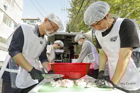 지엠한마음재단이 무료급식 봉사활동을 진행했다. /사진=GM한국사업장
