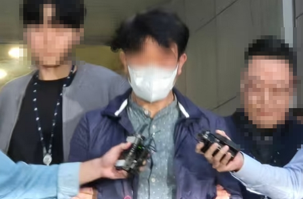 갯벌 고립자 구조 중 순직한 해양경찰 이재석(34) 경사 사고와 관련해 내부 규정을 위반한 혐의 등을 받는 당시 파출소 당직 팀장이 구속됐다. 사진은 갯벌 고립자 구조 중 순직한 해양경찰관 이재석 경사 사고와 관련해 내부 규정 위반 혐의 등을 받는 당시 파출소 당직 팀장 모습. /사진=뉴스1
