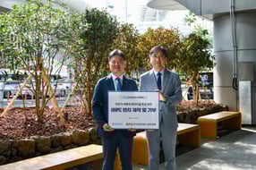 삼표그룹이 초고성능 콘크리트(UHPC)를 적용해 제작한 벤치를 제주국제공항 기부한 가운데 유용재 삼표그룹 사회공헌단 상무(오른쪽)와 장세환 한국공항공사 제주공항장이 기념촬영을 하고 있다. /사진=삼표그룹