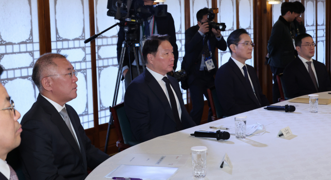 이재용 삼성전자 회장, 최태원 SK그룹 회장, 정의선 현대차그룹 회장, 구광모 LG그룹 회장 등 국내 주요 기업 총수들이 미국 출장길에 나선다. 사진은 지난 4월 4대그룹 총수가 서울 종로구 총리공관에서 열린 한덕수 대통령 권한대행 국무총리 주재 경제안보전략 태스크포스(TF) 회의에 참석하고 있는 모습. /사진=뉴시스