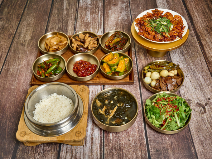  안재식당은 수향미로 지은 솥밥과 제철 식자료로 밥상을 차린다. /사진=다이어리알