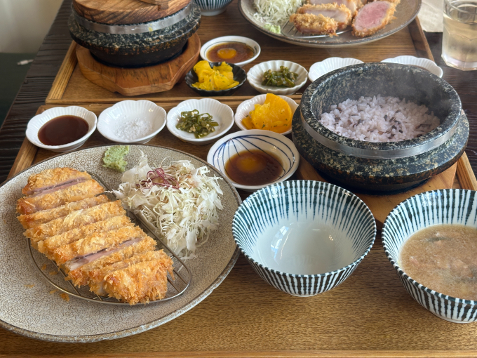 카마카츠는 제주도 흑돼지로 숙성한 돈카츠와 솥밥을 제공한다. /사진=다이어리알