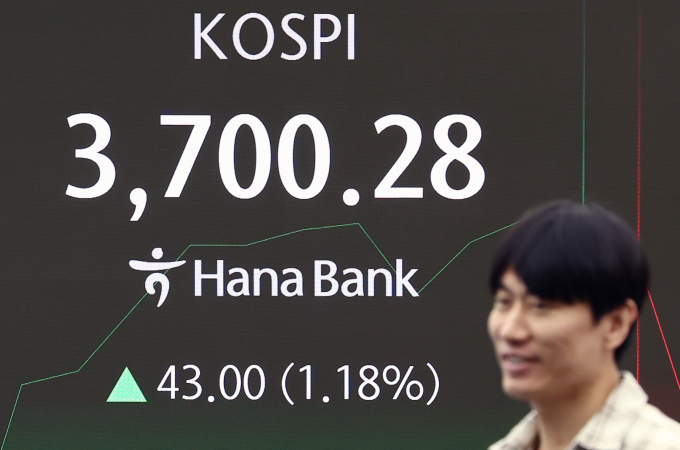 코스피가 16일 3700선을 넘겼다. 사진은 이날 서울 중구 하나은행 딜링룸 전광판. /사진=뉴스1
