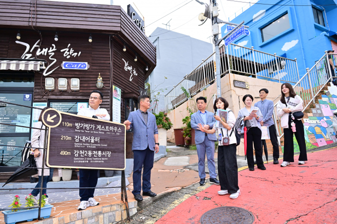 나영민 김천시의회 의장(사진 왼쪽에서 세번째) 등 의원들이 부산 사하구 감천문화마을을 둘러보며 지역 문화해설가로부터 설명을 듣고 있다(사진 왼쪽부터 임동규 의원, 배형태 의원) /사진제공=김천시의회