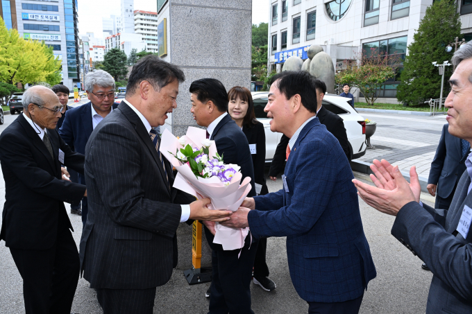 배낙호 김천시장(앞줄 오른쪽)이 15일 김천시청에서 ‘김천시-나나오시 자매결연 50주년 기념식’을 개최하기에 앞서 차타니 요시타카 일본 나나오시장(앞줄 왼쪽)을 반갑게 맞고 있다. /사진제공=김천시