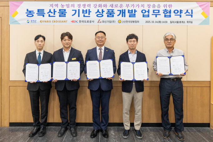 김재욱 칠곡군수(가운데)가 15일 파리크라상의 커피 브랜드 '파스쿠찌' 관계자들과 칠곡벌꿀을 활용한 상생 업무협약을 체결한 뒤 기념촬영을 하고 있다. /사진제공=칠곡군