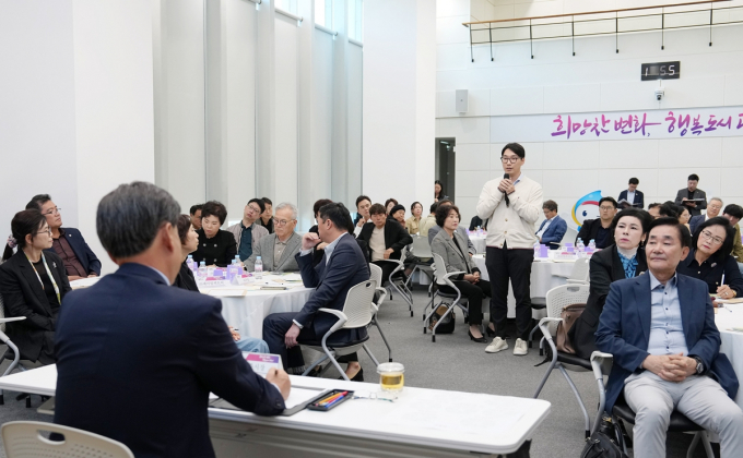 방세환 경기 광주시장(앞줄 왼쪽)이 지난 15일 시청 8층 순암홀에서 지역 내 기업 대표 60여 명이 참석한 가운데 '기업 정책 간담회'를 개최하고 있다. /사진제공=광주시 