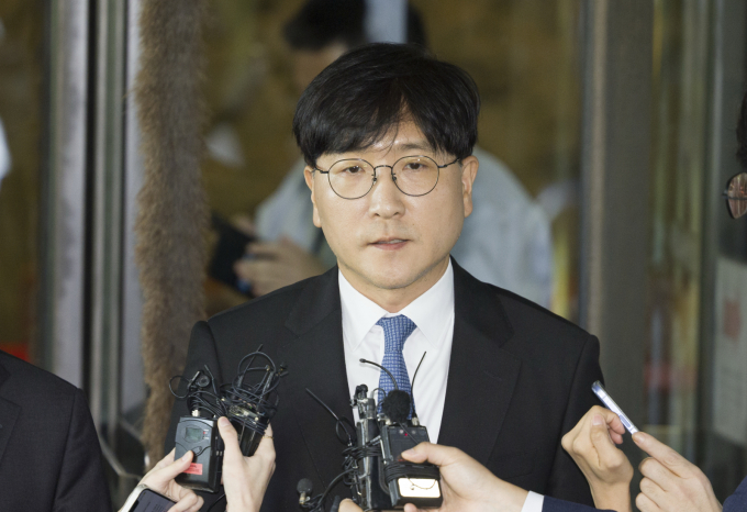 이재근 SK그룹 최태원 회장 측 변호사가 16일 서울 서초구 대법원에서 열린 최 회장과 노 관장 간 이혼소송 상고심 선고 공판을 마치고 취재진 질문에 답하고 있다. / 사진=뉴시스 김근수 기자 