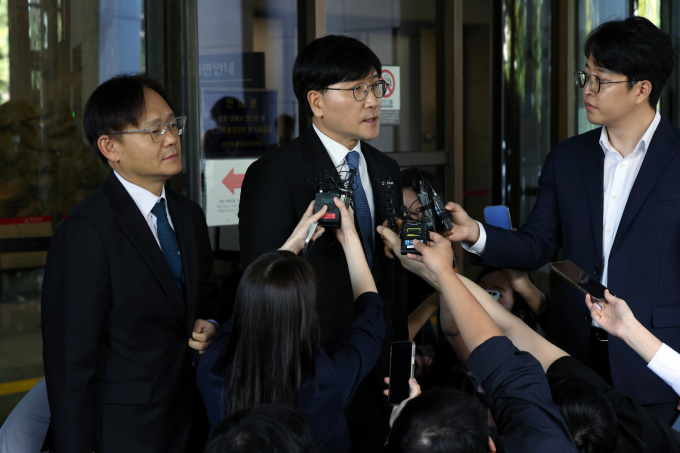최태원 SK 회장 측 이재근 변호사가 16일 오전 서울 서초동 대법원에서 파기환송 결정에 대한 입장을 밝히고 있다. / 사진=뉴스1 박정호 기자